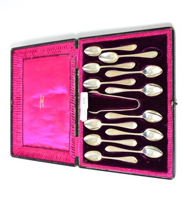 Lot 676 - A cased set of silver teaspoons with tongs