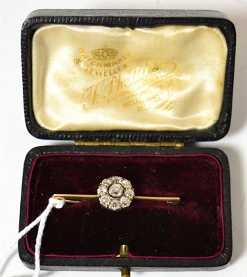 Lot 752 - A diamond bar brooch, with an old cut diamond cluster centrally on a yellow knife edge bar,...