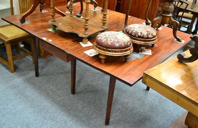 Lot 1509 - A Georgian mahogany drop leaf dining table