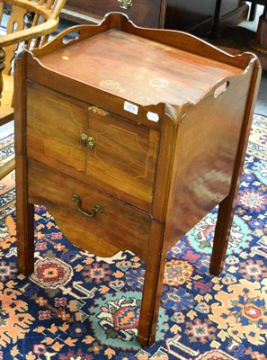 Lot 1679 - A George III mahogany tray top commode