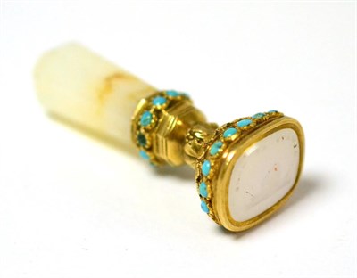Lot 26 - Gold mounted white agate and turquoise desk seal
