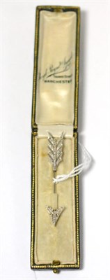 Lot 324 - An early 20th century diamond set arrow pin, length 6cm, cased