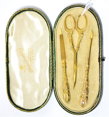 Lot 438 - A 9ct gold mounted three piece manicure set, in original case