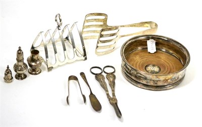 Lot 604 - ^A quantity of silver and plate including a toast rack, a pair of sugar nips, pepperettes etc