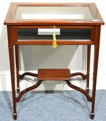 Lot 1352 - An Edwardian mahogany bijouterie table with hinged lid