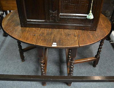 Lot 1529 - An early 18th century oak gateleg table