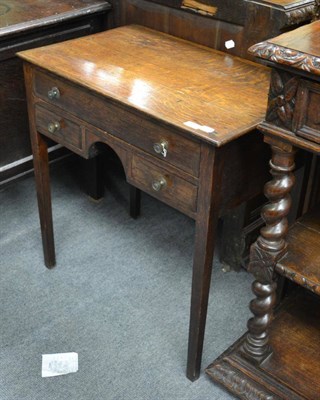 Lot 1654 - An oak lowboy