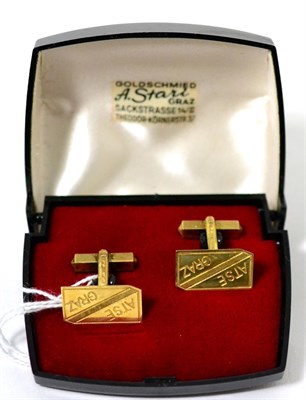 Lot 32 - A pair of cufflinks, the rectangular tops engraved 'Aste Gratz', on swivel bars, and two...